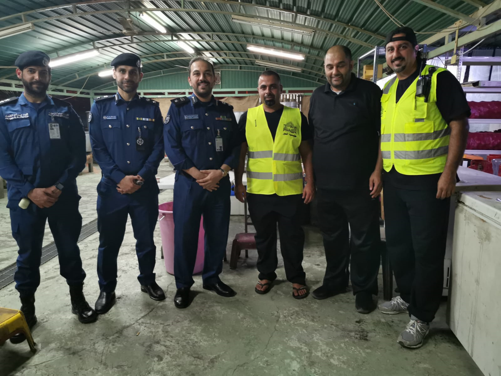 الكادر مع رجال الاطفاء