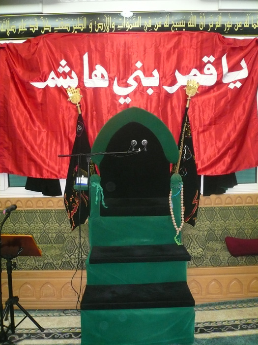 راية العباس عليه السلام على منبر حسينية النور في محرم 1431