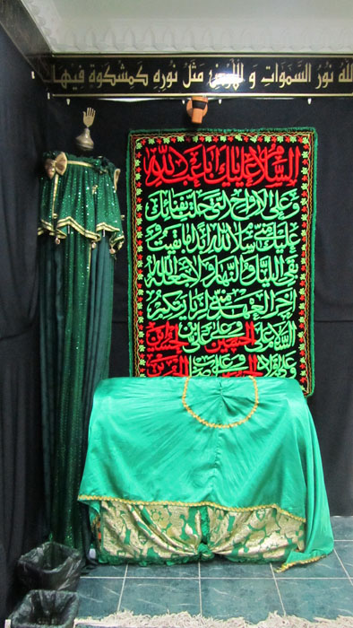 مهد قضاء الحوائج وهو مهد الرضيع عليه السلام في قاعة الزهراء عليها السلام للنساء