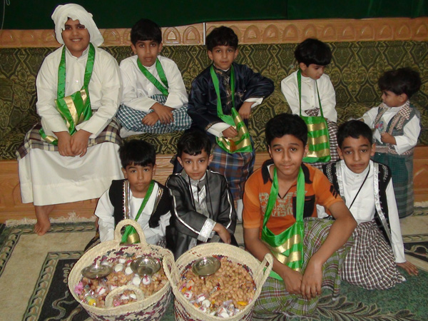 الاطفال بانتظار توزيع القرقيعان 2008