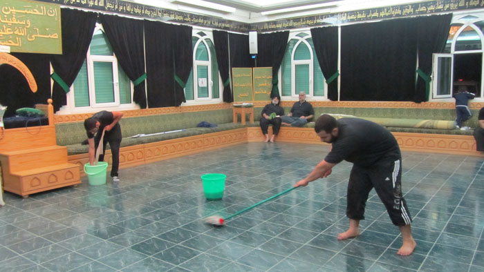 تعطير أرضية الحسينيه 2010